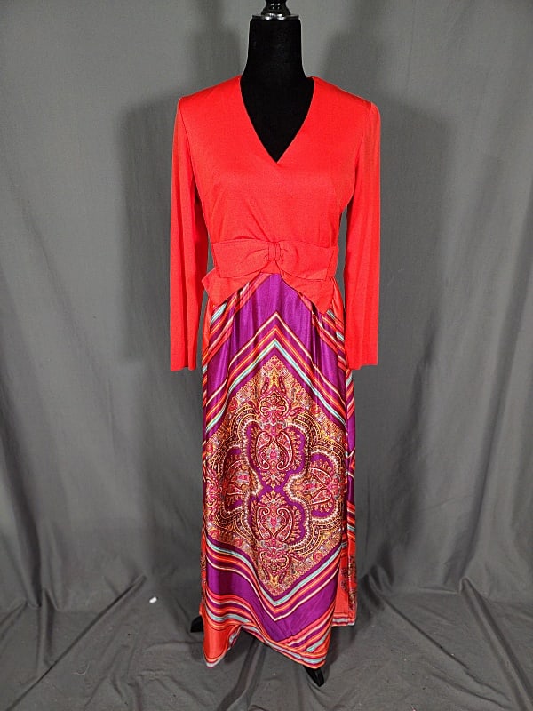 Vintage Ladies Long Sleeve Dress c1970: Vintage Ladies Long Sleeve Dress c1970. This fun ladies sz 11 dress features a brick red long sleeve top with a large bow embellishment. As well as a full length skirt with a mix of stripes and indian