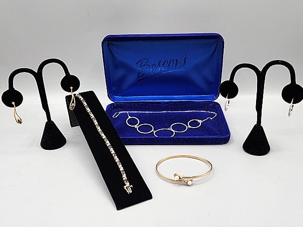 Group of 2 Gold Jewelry Sets and More (1 of 17)
