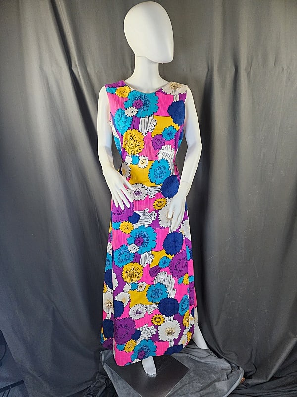 Vintage Retro Print Maxi Dress: Vintage c1970s ribbed cotton poly maxi dress with a fun retro psychedelic floral print in neon pink, purple, yellow, white, and shades of blue. It is sleeveless, closes in back at the skirt with a zip