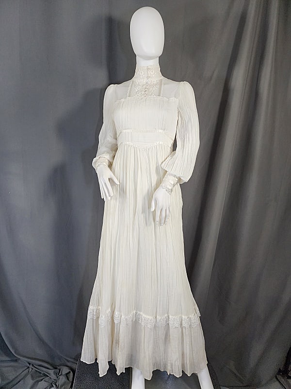 Vintage c1970 White Gunne Sax Dress: Vintage c1970 White Gunne Sax Dress. This vintage c1970 period inspired dress by Gunne Sax by Jessica features a shell made of a pleated sheer lightweight cotton. It has a sheer lace yoke with floral 