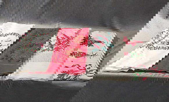 4 Vintage Printed Tablecloths-Christmas (1 of 18)