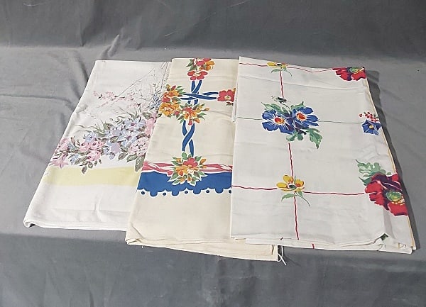 3 Vintage Printed Tablecloths - Flowers (1 of 19)