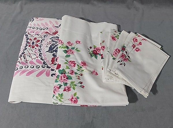 2 Vintage Printed Tablecloths - Roses (1 of 15)