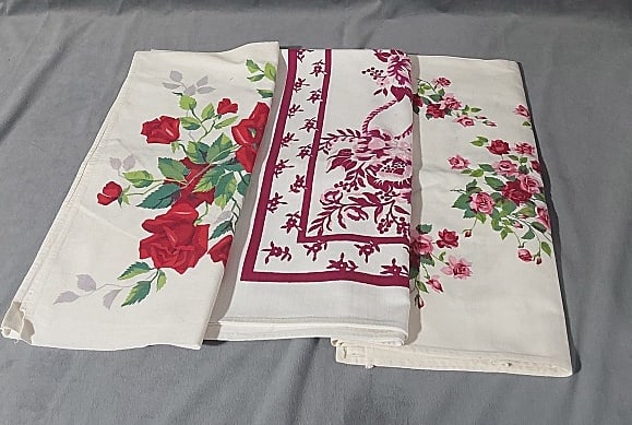 3 Vintage Printed Tablecloths - Roses (1 of 20)