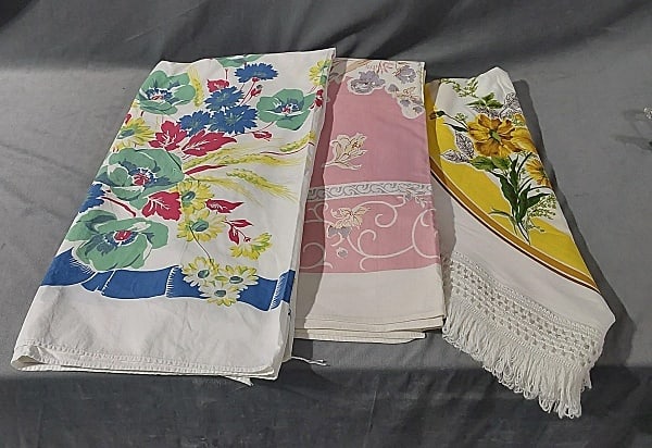 3 Printed Vintage Tablecloths - Flowers (1 of 16)