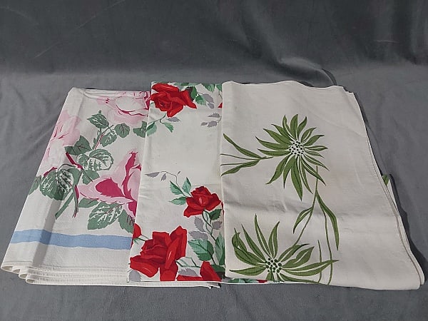 3 Vintage Printed Tablecloths - Flowers (1 of 20)