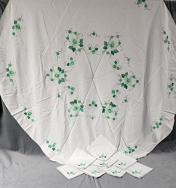 Vintage Appliqued Round Tablecloth with Napkins (1 of 10)