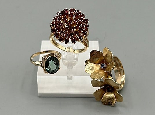 3 Vintage Gold and Gemstone Rings (1 of 20)