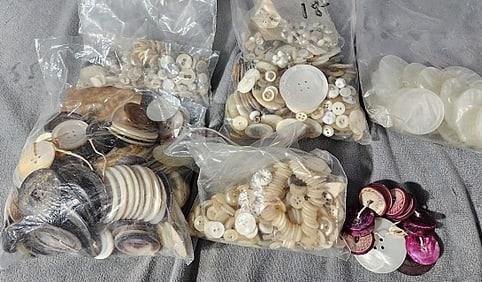 1,110 Vintage and Antique Buttons