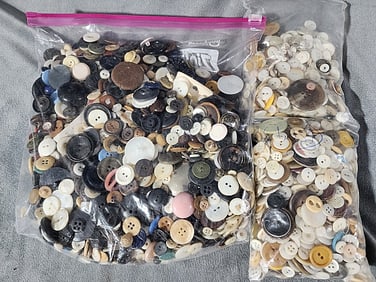 2,554 Vintage and Antique Buttons