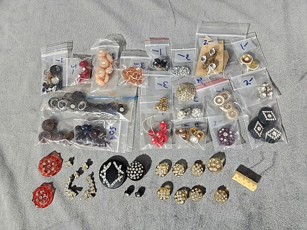 139 Vintage Rhinestone Buttons (1 of 10)