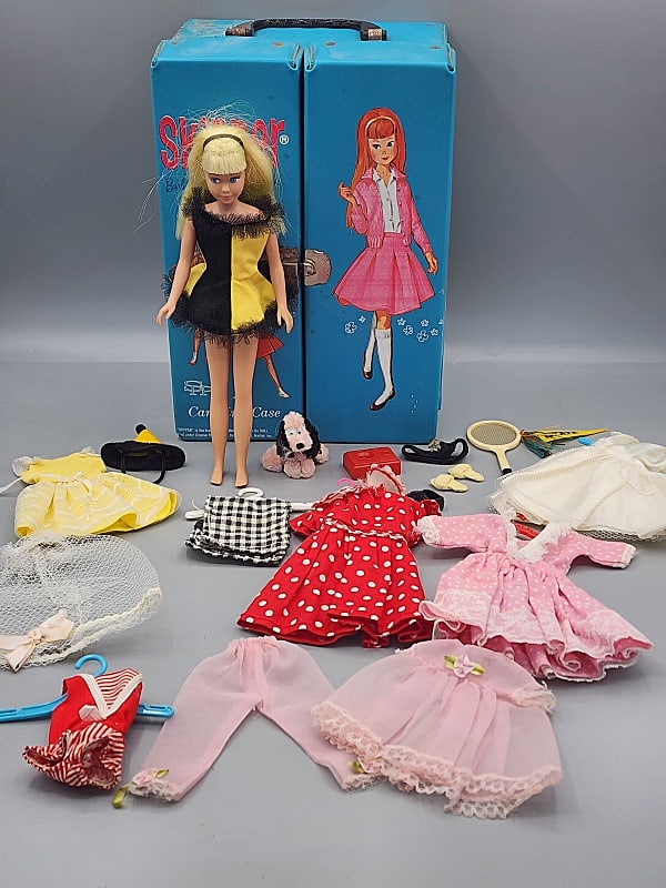Vintage Skipper, Case, and Clothing (1 of 18)