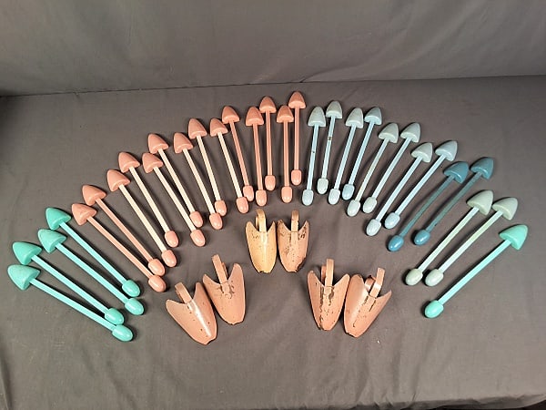 18 Pairs of c1950 Pastel Shoe Forms: 18 Pairs of c1950 Pastel Shoe Forms. The lot includes 18 pairs of vintage c1950 pastel metal and wood shoe forms featuring 3 pink painted metal pointed toe forms, in fair condition. As well as 15 pair