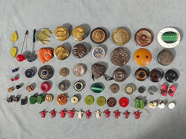 81 Mixed Vintage Art Deco Buttons (1 of 8)