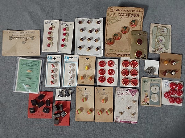 22 Mixed Vintage Carded Buttons (1 of 6)