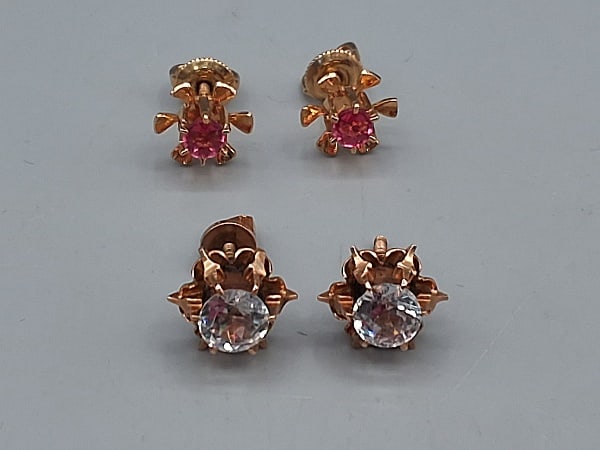 2 Pairs of Vintage 10K Studs and More: 2 Pairs of Vintage 10K Studs and More. The lot includes 2 pairs of vintage 10K gold studs featuring 1 pair of 10K rose gold floral studs with screw back posts and a 5mm CZ at the center, together they