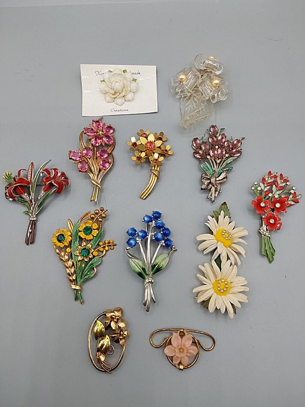 12 c1940-60 Flower Brooches (1 of 8)