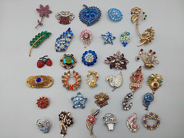 33 c1940-60 Colored Rhinestone Brooches (1 of 15)