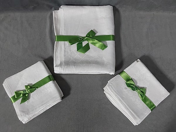 White Damask Ivy Pattern Tablecloth Set (1 of 7)