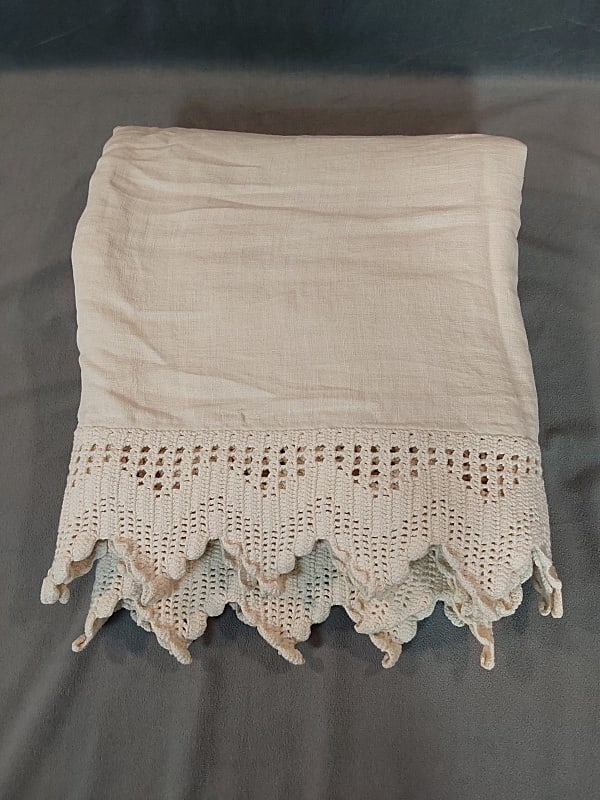 Antique Linen and filet Lace Bedspread (1 of 9)