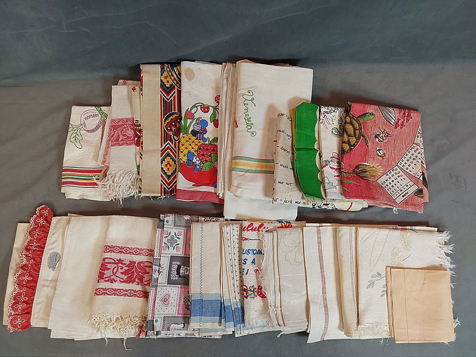 25 Mixed Vintage and Antique Towels: 25 Mixed Vintage and Antique Towels. The lot includes 25 mixed vintage and antique towels. Featuring a vintage c1975 beige linen printed dish towel by Merritt Harvey with The Horses Prayer. A vintage