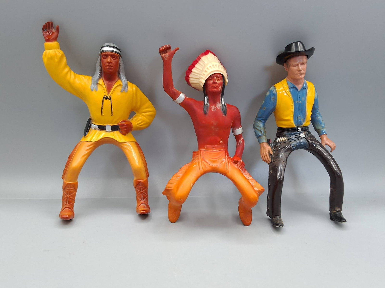 Hartland Western Figures - ? 1 Cowboy and 2 Native Americans: 3 Hartland Western figures. Includes Cochise Native American, Chief Thunderbird with head dress, and Gil Favor cowboy with hat and gun. All in fair condition with paint loss and overall wear