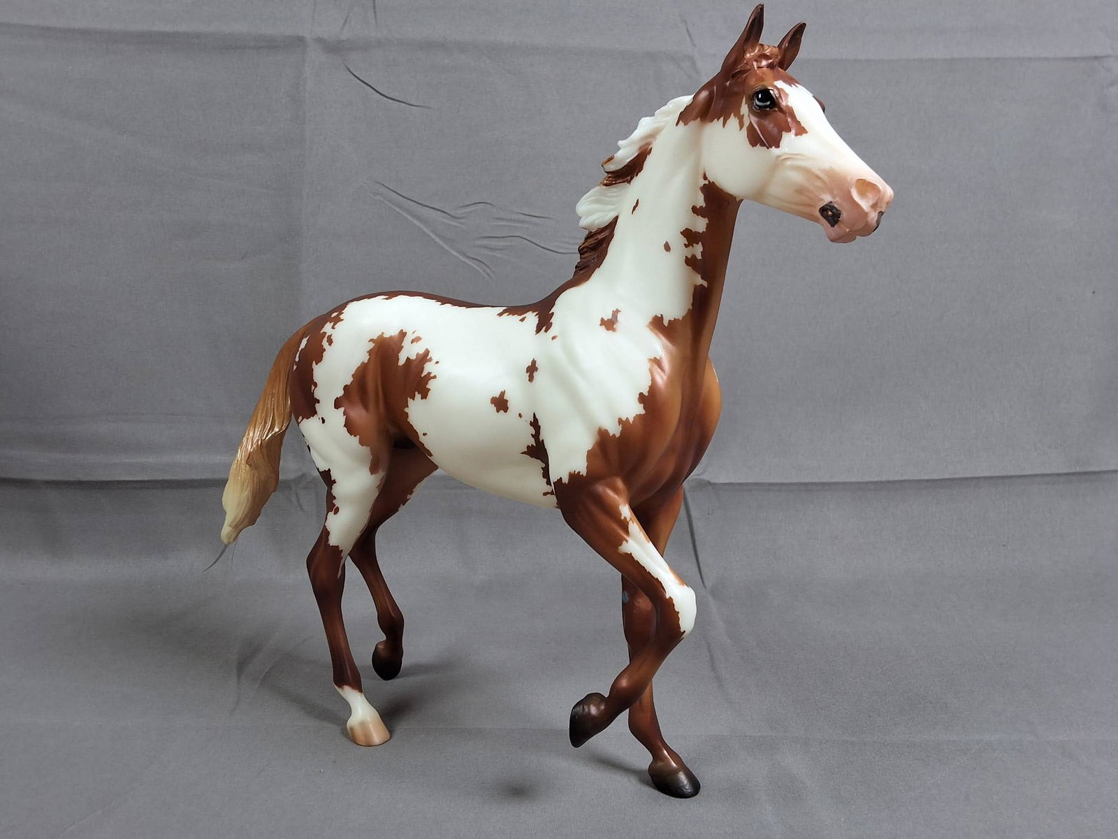 Breyer #711220 Quelle Surprise! 2015  -  Matte Chestnut Overo (1 of 9)