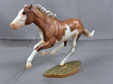 Breyer #711285 - Dark Horse Surprise 2018 - Matte Bay Pinto