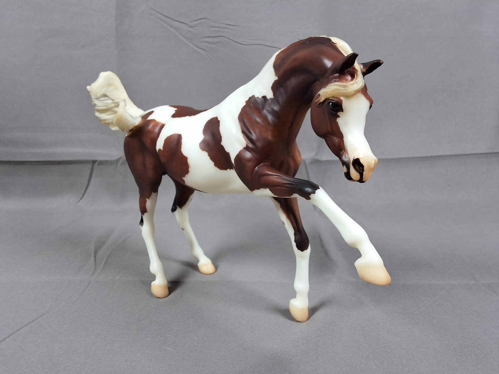 Breyer #712180 Abdul 2016 - Chestnut Tobiano: Breyer model #712180, named Abdul, showcasing a chestnut tobiano coat with a bald face, flaxen mane and tail, and four stockings. This model was released in 2016 as a Collector Club Web Special and fe