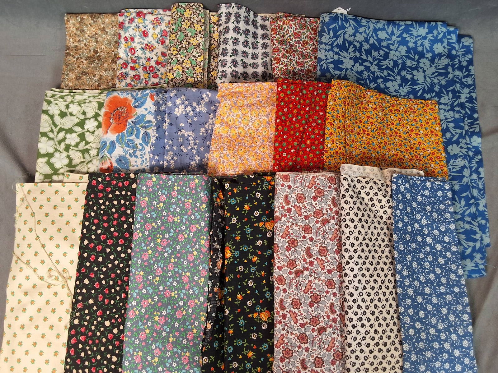 Vintage Cotton Fabric  -  Florals 10 lbs (1 of 11)