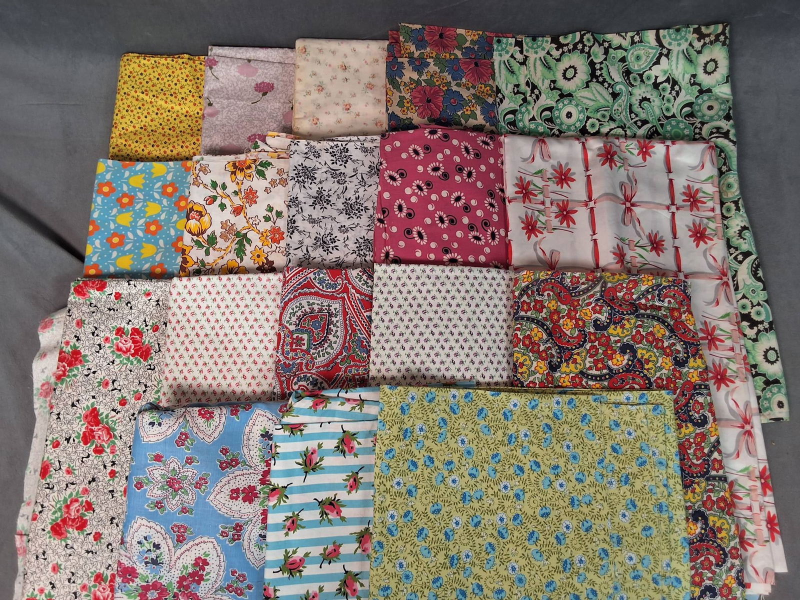 Vintage Cotton Fabric  -  Florals 10 lbs (1 of 11)