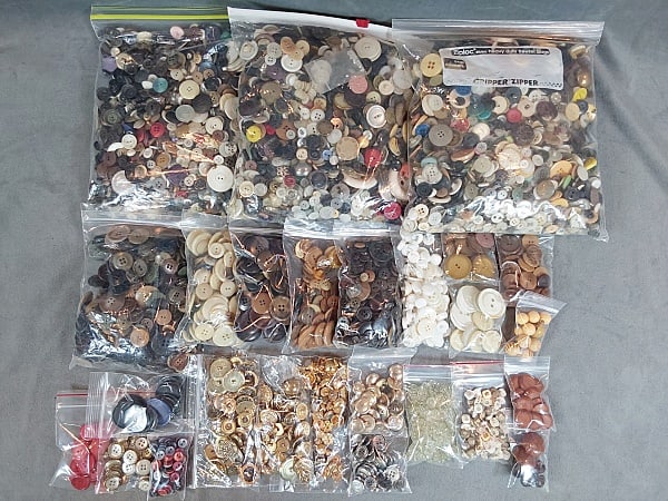 16.5 lbs Assorted Vintage Buttons (1 of 10)