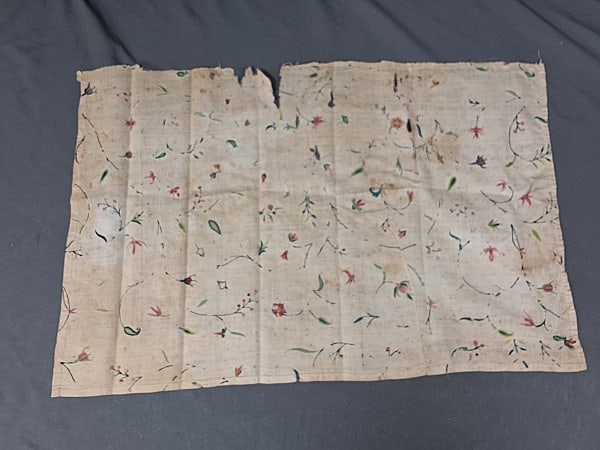 Antique 18th Century Crewel Embroidery on Linen Fragment: Antique 18th Century Crewel Embroidery on Linen Fragment. The lot contains an 18th century crewel embroidery fragment on linen. The piece measures 18"x27.5" with surface embroidery made from wool. Sai