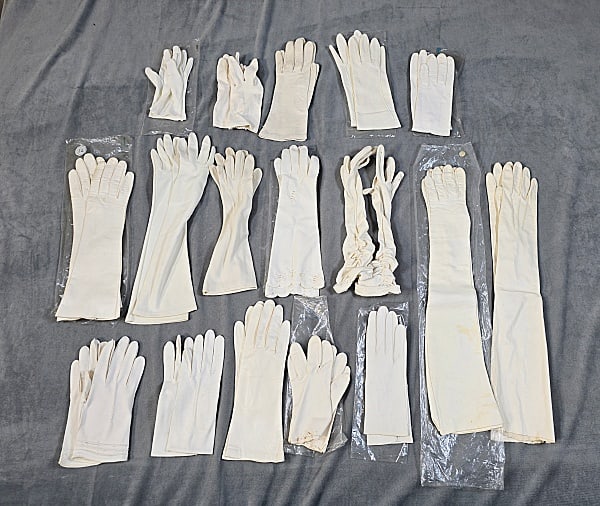 17 Pairs of White Vintage Gloves: 17 Pairs of White Vintage Gloves. The lot consists of 17 pairs of vintage white gloves. Featured are 17 pairs of vintage white gloves with varying lengths where they stop at the wrists to the mid fore