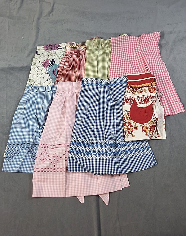 8 Vintage Gingham and Floral Waist Half Aprons (1 of 20)