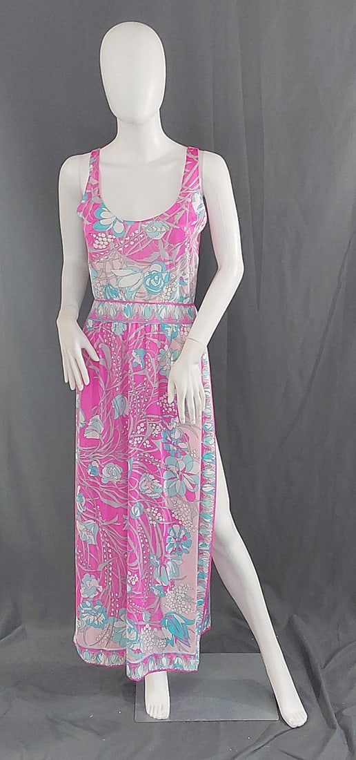 Vintage c1960 Emilio Pucci Graphic Negligee: Vintage c1960 Emilio Pucci Graphic Negligee. The lot consists of a vintage c1960 Emilio Pucci graphic negligee. Featured is a vintage c1960 Emilio Pucci graphic print negligee that is sleeveless and f