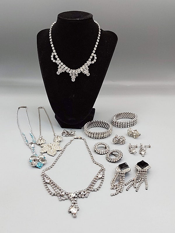 Mixed Mid Century Silver Tone Rhinestone Jewelry: Mixed Mid Century Silver Tone Rhinestone Jewelry. The lot includes a variety of vintage mid century silver toned rhinestone jewelry. Featuring A 14'' long lariat style necklace with a 3'' drop clear a