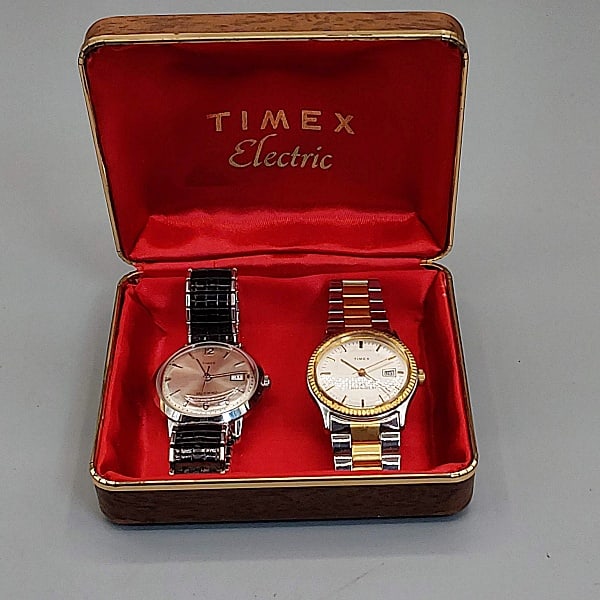 Pair of Vintage Mens Timex Watches: Pair of Vintage Mens Timex Watches. The lot includes a pair of vintage mens mechanical wrist watches by Timex. Featuring a mens silver tone c1967 self winding mechanical watch by Timex with an automat