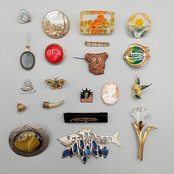 13 Vintage Brooches and Pins (1 of 11)