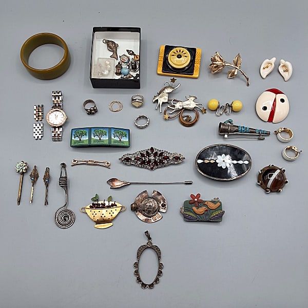 Misc Jewelry Lot: Pins, Rings, more: Miscellaneous jewelry lot includes antique, vintage, and contemporary pieces, and pieces we could not discern if was true silver. Some damaged pieces. But there could be treasure in here!! Includes re
