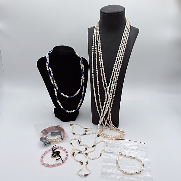 Real and Cultured Pearl Jewelry: Lot to include: 5 similar 7" long pearl bracelets with differing bead colors; a marked RDCS pearl bracelet with unmarked gold-tone beads; 2 cultured pearl Honora bracelets - one with leather watch-ban