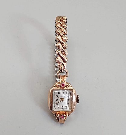 Semca Ladies Watch: A Semca ladies wristwatch with 17 jewels, a 14K rose color case and a gold filled expandable watch band. Winds Freely, does NOT keep time.If you have any doubt, please ask questions! We will provide e