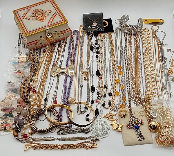 Gold and Silver Tone Jewelry (1 of 15)