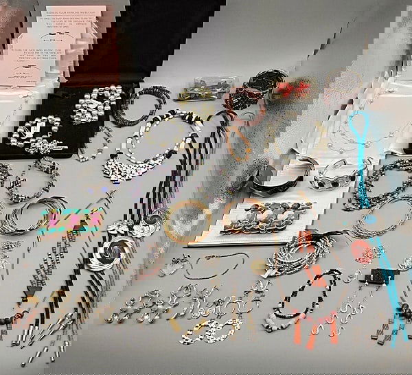 Costume Jewelry Assortment (1 of 13)