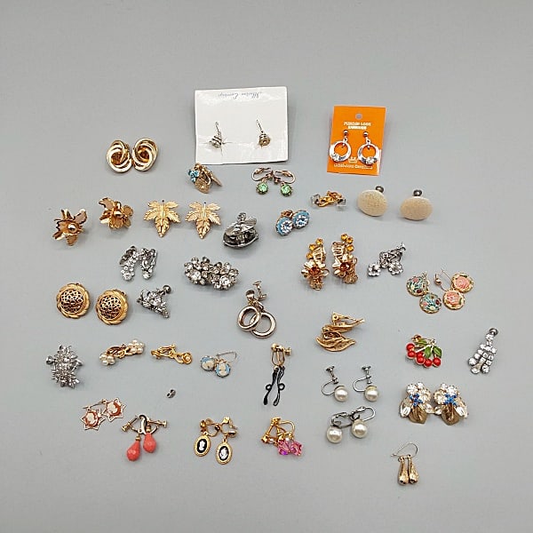 33 Pairs of Costume Earrings: Grouping of 33 pairs of costume earrings, some with rhinestones.If you have any doubt, please ask questions! We will provide extra pictures, or can schedule an in person or video conference preview at