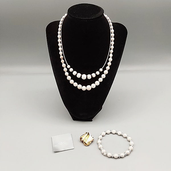 4 Pieces of Illustra Sterling: Four pieces of sterling by "Illustra" to include a 19" necklace with sterling beads and onyx accents, a 18" necklace with polished sterling beads, an elastic bangle bracelet with "Illustra" and polish