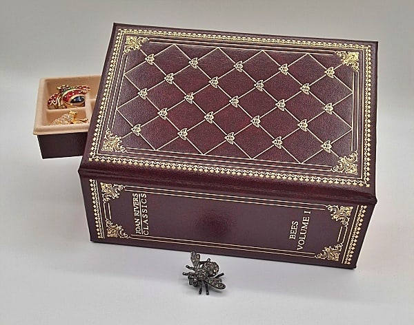 Joan Rivers Bee Book Vol. 1 (1 of 10)