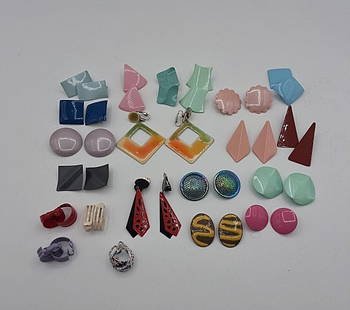 Metal Costume Earrings Lot: 22 Pairs of metal earrings (One pair as-is) in a modern style.If you have any doubt, please ask questions! We will provide extra pictures, or can schedule an in person or video conference preview at y