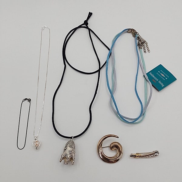 8 Assorted Pieces of Jewelry (1 of 15)