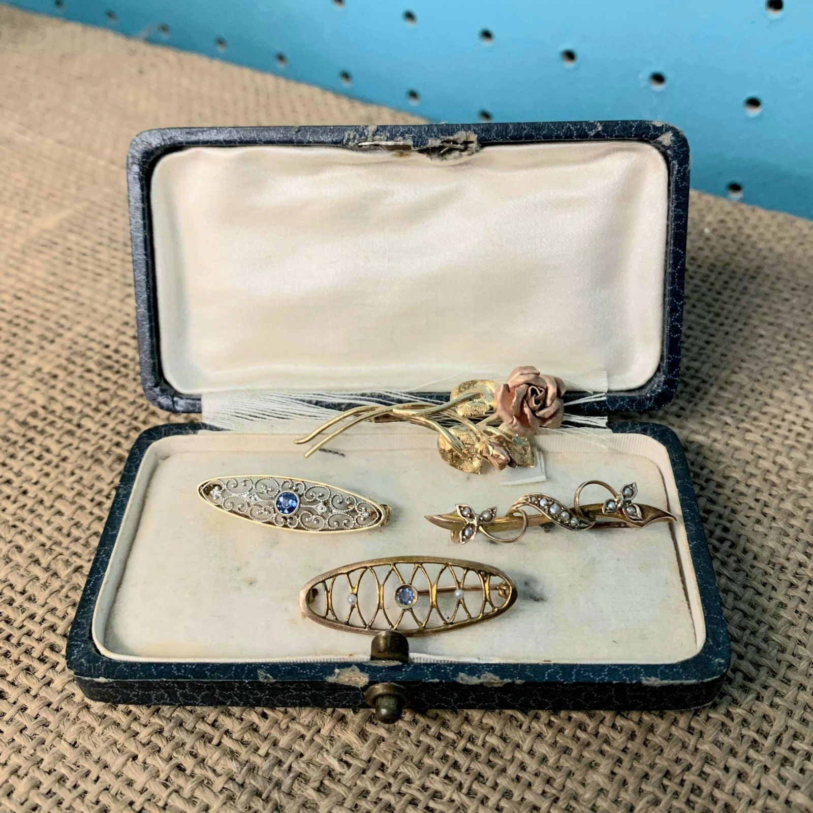Victorian & Antique Pins 3 14k Gold and 1 10k Gold: Victorian & Antique Pins 3 14k Gold and 1 10k Gold, Flower pin is pink and yellow gold, largest pin is 2", the one in the bottom of the photo is 10k, the rest are 14k gold tested. The 14k Pins weigh a